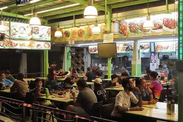 BOLEH MAKAN LUAR: Tinjauan Berita Harian selepas fasa kedua bermula menunjukkan beberapa tempat makan seperti Spize Simpang Bedok dan 89.7 Supper Club di Changi (gambar atas) hampir penuh dengan pelanggan. - Foto BH oleh ZULAIQAH ABDUL RAHIM