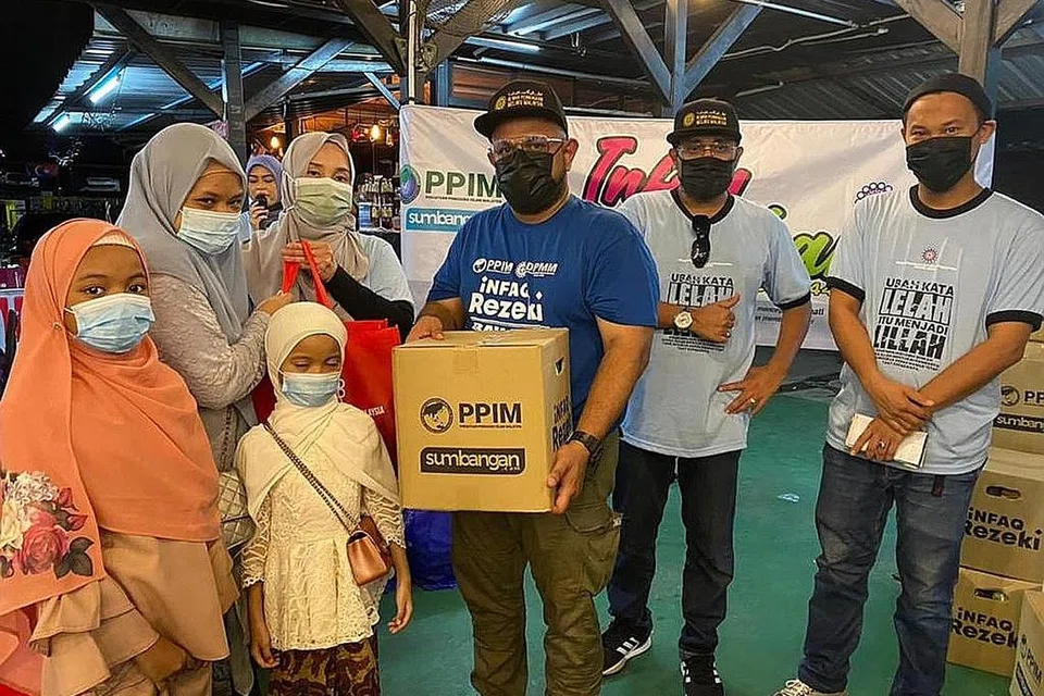 KAMI PRIHATIN: Naib Presiden, Dewan Perniagaan Melayu Malaysia (DPMM) Muhammed Farhan Basheer (berbaju biru) bukan sahaja membantu golongan gelandangan melalui program 'Infaq Rezeki' tetapi juga membantu famili fakir miskin. - Foto ihsan MUHAMMED FARHAN BASHEER