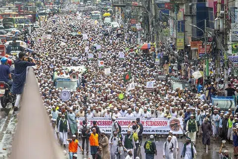 LAHIRKAN BANTAHAN: Penunjuk perasaan berarak menuju ke Kedutaan India di Dhaka, Bangladesh, kelmarin. - Foto EPA-EFE