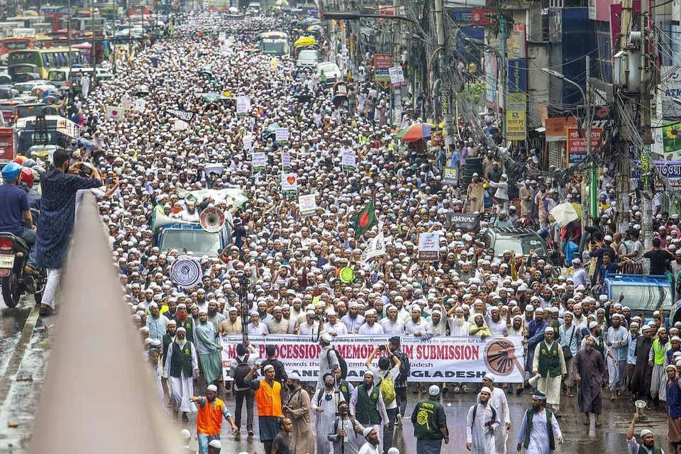 LAHIRKAN BANTAHAN: Penunjuk perasaan berarak menuju ke Kedutaan India di Dhaka, Bangladesh, kelmarin. - Foto EPA-EFE