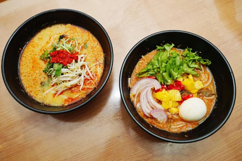 HIDANGAN LAKSA: Laksa Penang (kiri) dan Laksa Siglap di Warung Selera Masakan Kampung menarik perhatian ramai pelanggan dan kedua-duanya berharga $4.50.