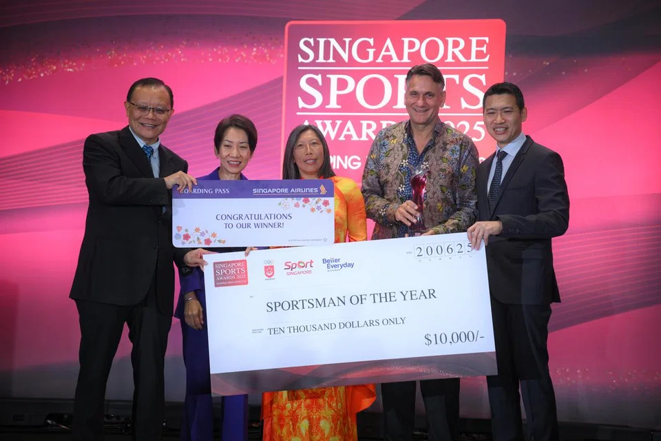 Ibu bapa atlet luncur lelayang Singapura, Maximilian Maeder (ketiga dan keempat dari kiri) Hwee Keng Maeder dan Valentin Maeder mewakili anak mereka untuk menerima anugerah Olahragawan Terbaik 2025. Bersama mereka (dari kiri) Ketua Eksekutif Lembaga Tote, Encik Tan Choon Shian; Menteri Kemampanan dan Sekitaran, Cik Grace Fu; serta Pemangku Menteri Kebudayaan, Masyarakat dan Belia Singapura, Encik David Neo.