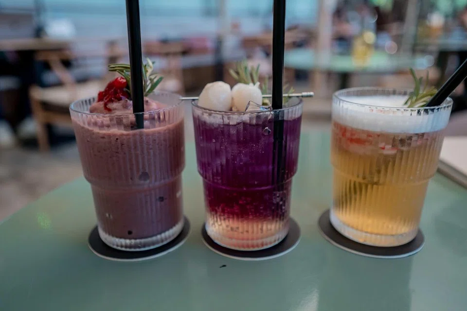(Dari kiri) Minuman ‘Tropical Acai’ berharga $9, manakala ‘Smashed Strawberry’ dan ‘Lychee Lemon’ berharga $7. 