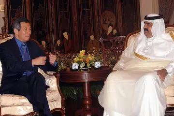 Mantan Amir Qatar, Sheikh Hamad Bin Khalifa Al Thani, bertemu Perdana Menteri ketika itu, Encik Lee Hsien Loong, semasa lawatannya ke Singapura pada 2005.