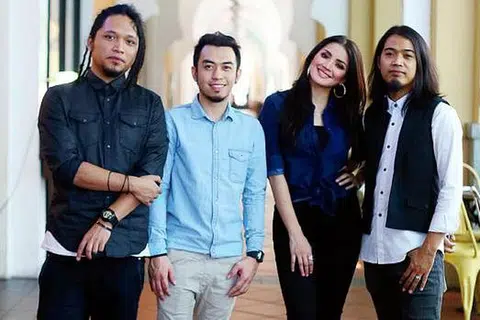 HASIL MEMUASKAN: Fazura turut menyumbang suara dalam lagu 'Hancur Aku' yang dimuatkan dalam album terbaru kumpulan Estranged yang dianggotai (dari kiri) Din, Rich Gimbang dan Hanafi. - Foto UNIVERSAL MUSIC SINGAPORE