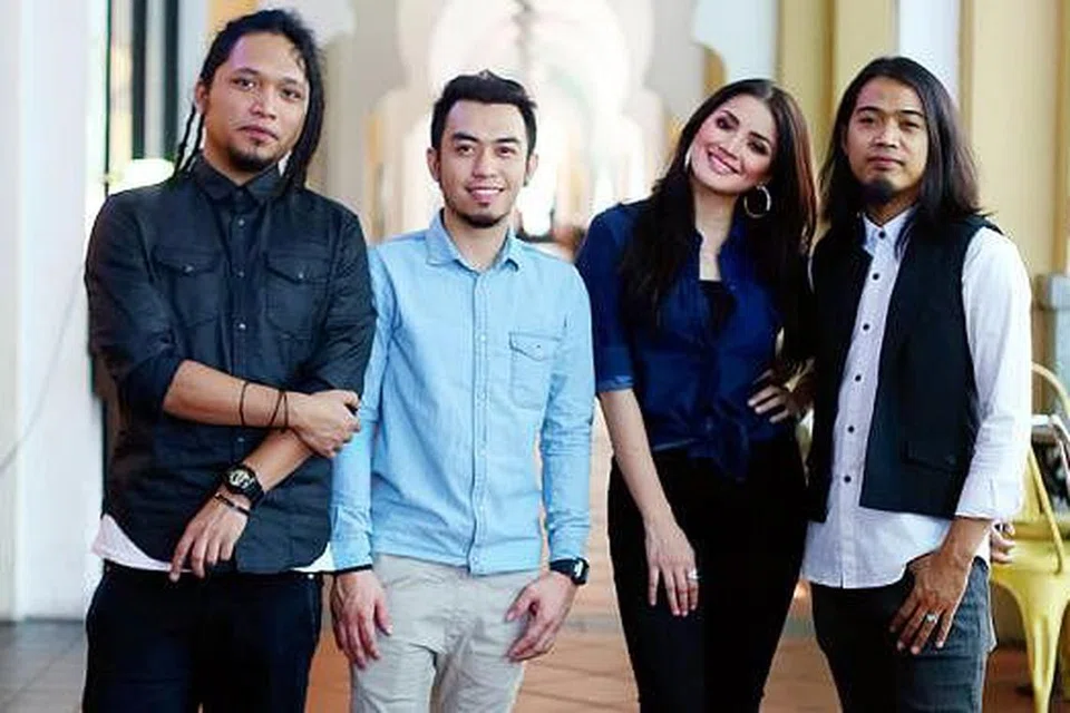 HASIL MEMUASKAN: Fazura turut menyumbang suara dalam lagu 'Hancur Aku' yang dimuatkan dalam album terbaru kumpulan Estranged yang dianggotai (dari kiri) Din, Rich Gimbang dan Hanafi. - Foto UNIVERSAL MUSIC SINGAPORE