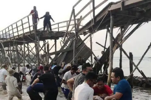 Jambatan roboh ketika pelancong sedang mengambil swafoto.