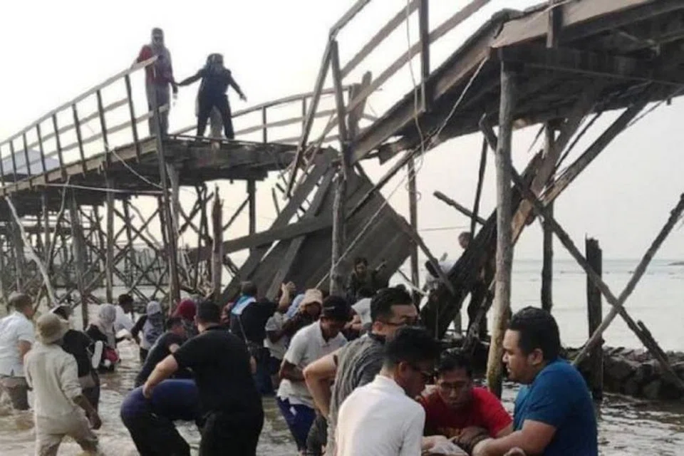 Jambatan roboh ketika pelancong sedang mengambil swafoto.