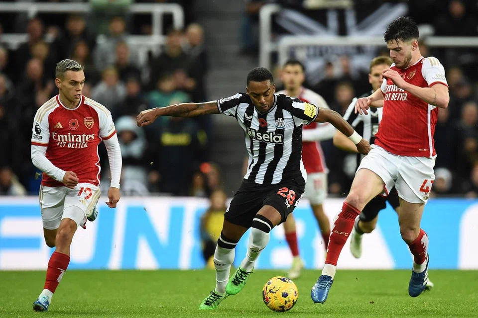 GELECEK: Pemain Newcastle United, Joe Willock (tengah), semasa beraksi menentang Arsenal pada Ahad, yang menyaksikan pasukannya menang 1-0.