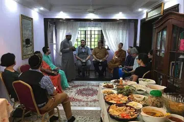PUPUK PERPADUAN: Dr Leyaket berucap kepada tetamunya yang menghadiri jamuan Hari Raya yang diadakannya di rumahnya baru-baru ini. - Foto LEYAKET ALI