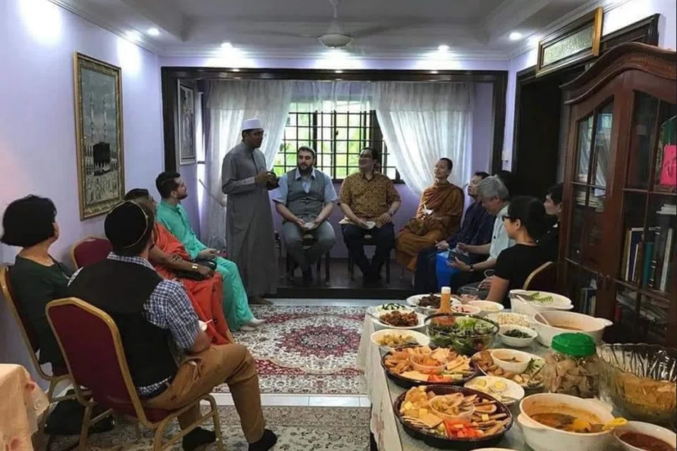 PUPUK PERPADUAN: Dr Leyaket berucap kepada tetamunya yang menghadiri jamuan Hari Raya yang diadakannya di rumahnya baru-baru ini. - Foto LEYAKET ALI