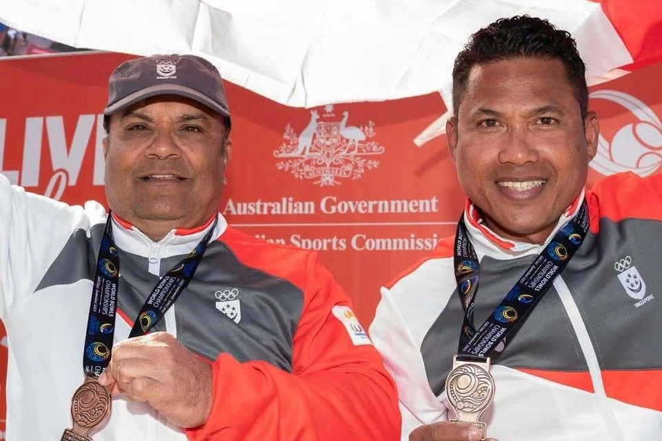 Gandingan Khirmern (kanan) dan Mawjit Singh, juga atlet para boling padang, melakar sejarah dengan merangkul pingat gangsa bersama dalam acara Pasangan Lelaki Para di Kejohanan Boling Padang Dunia 2023 di Gold Coast, Australia.