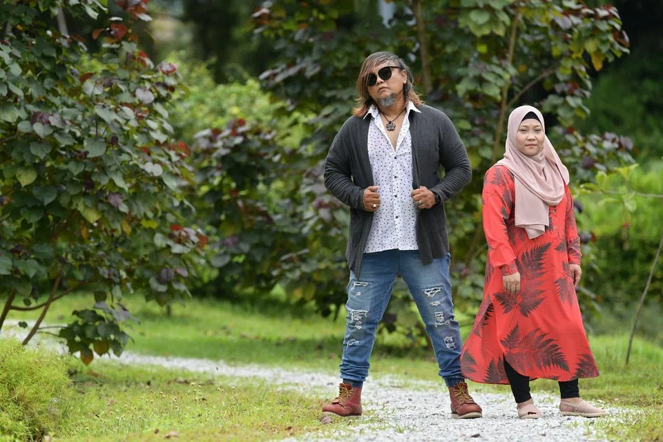 CUBA-CUBA: Bakat Smule, Ellysha berpeluang miliki lagu duet sendiri, 'Hidup Tanpa Kamu' hasil padu suara bersama Muhed Arjuna yang menulis lirik lagu ini berdasarkan kehidupan peribadinya. - Foto BH oleh NG SOR LUAN