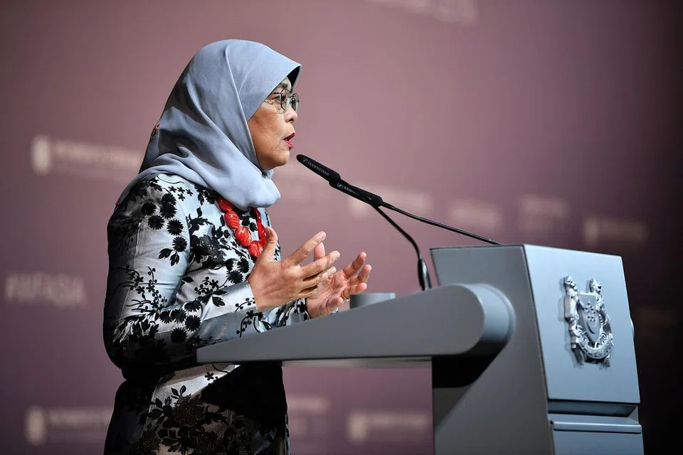 KERJASAMA SEDUNIA: Presiden Singapura, Puan Halimah Yacob dan empat pemimpin negara lain gesa masyarakat sedunia bekerjasama untuk membendung wabak koronavirus. - FOTO: FAIL. 