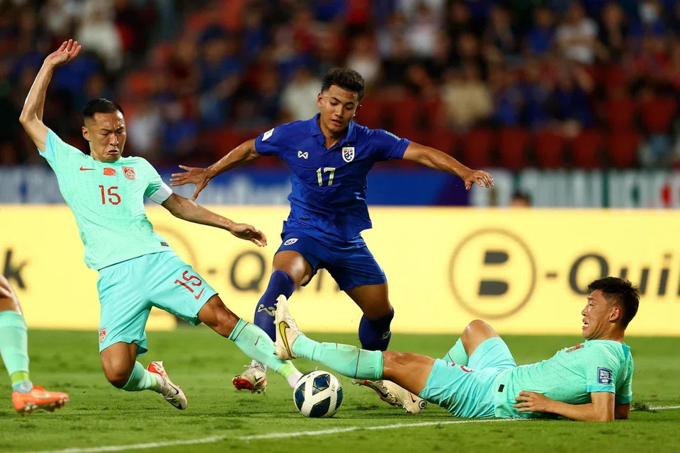 SUPHANAT MUEANTA: Walaupun baru berusia 21 tahun, pemain Buriram United yang kini dipinjamkan kepada pasukan Belgium OH Leuven, menunjukkan kematangan melebihi usianya. Beliau boleh bergerak di bahagian sayap atau di bahagian tengah dan biasanya sukar dibendung. 