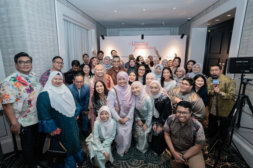 Hampir semua wartawan dan kakitangan BH bergambar di penutup majlis. BH mempunyai sekitar 60 kakitangan yang menerbitkan kandungan berbilang media merentasi wadah digital, media sosial, dan cetak.