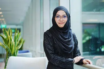 Cik Siti Suhana Alias, 29 tahun, merupakan finalis Augerah Guru Arif Budiman 2025 (Perangsang), yang mengiktiraf guru Bahasa Melayu yang berusaha mendidik di luar bilik darjah bagi menyemai penghargaan lebih mendalam terhadap mata pelajaran itu.