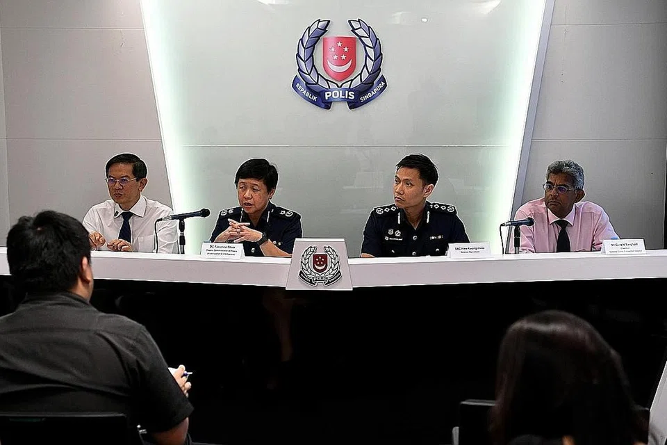 BENTANG PERANGKAAN JENAYAH: (Dari kiri) Pengarah Jabatan Ehwal Komersial (CAD) SPF, Encik David Chew; Timbalan Pesuruhjaya Polis, Cik Florence Chua; Penolong Pesuruhjaya Kanan Polis, Encik How Kwang Hwee; dan Pengerusi Majlis Pencegahan Jenayah Kebangsaan (NCPC), Encik Gerald Singham, membentangkan statistik terkini jenayah di Singapura semalam. - Foto BH oleh KHALID BABA