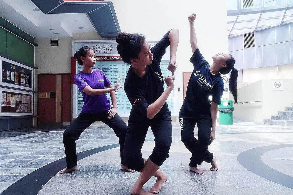 KERANA MINAT: Walaupun jadual mereka padat, Cik Haney Hazwani (kiri), Cik Nurul Atikah (tengah) dan Cik Amyrah masih sempat meluangkan masa untuk mengejar minat mereka dalam bidang tarian. - Foto FARAH DIANA TAYIB