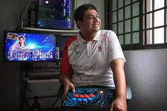 SEDIA BERSAING: Ruslan, pemain permainan Tekken 7, antara 20 atlit dalam pasukan e-sukan negara yang bakal bersaing di Sukan SEA di Filipina tahun ini. - Foto BH oleh MARK CHEONG