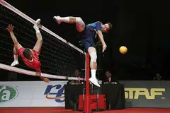 'SEPAKAN MAUT': Pemain nasional, Muhammad Hafiz Nor Izam Ja'afar (jersi merah), melakukan sepakan akrobatik semasa pertemuan dengan Malaysia dalam satu kejohanan Super Series pada 2014. - Foto fail