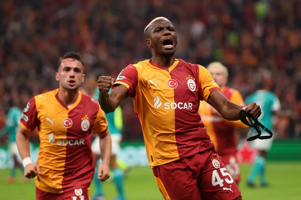 Penyerang Galatasaray, Victor Osimhen, meraikan gol tunggal pasukannya ketika mengatasi Liverpool di Liga Juara-Juara Eropah. 