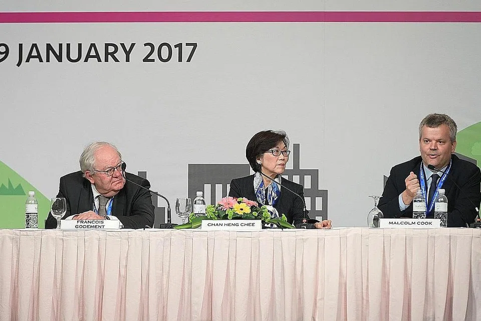 MENYOROT KETEGANGAN DI ASIA TENGGARA: Profesor Chan Heng Chee (tengah) selaku moderator forum 'Latar Belakang Asia Pasifik: Trend Politik dan Strategik' bersama anggota panel, Profesor Francois Godement (kiri) dan Dr Malcolm Cook. - Foto THE STRAITS TIMES