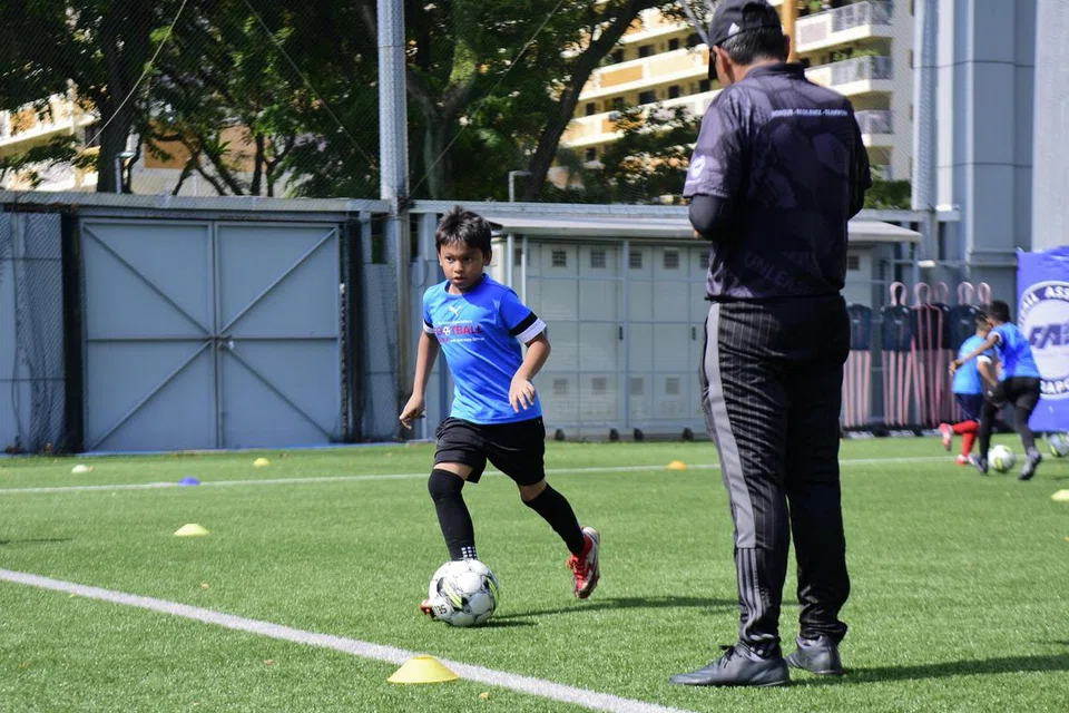 BERAKSI: Mohammad Asyraff Hayden Mohammed Syarizal, pelajar Sekolah Rendah Canberra yang berusia 10 tahun, menyertai kem bola sepak itu untuk meningkatkan kemahiran menggelecek dan membuat hantaran.