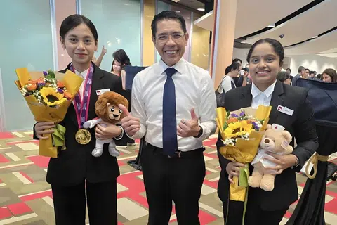 Menteri di Pejabat Perdana Menteri, Dr Mohamad Maliki Osman (tengah), menegaskan kepentingan warga Singapura sentiasa meningkat kemahiran untuk memastikan daya saingan dalam zaman ekonomi yang mudah dilanda gangguan. Bersamanya, peserta Kesihatan dan Penjagaan Sosial dari Institut Pendidikan Teknikal (ITE), Aqilah Tarishah Mohamad Fadil, 19 tahun (kiri), dan Savitha Vikkiraman, 18 tahun. 