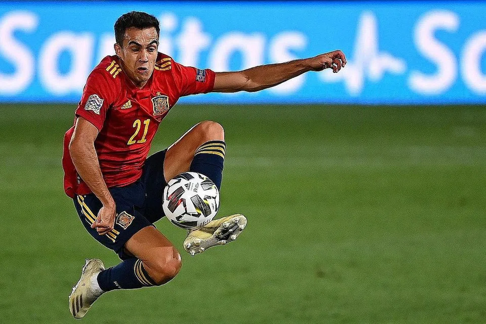JADI BURUAN: Tottenham Hotspur dikatakan sedang 'memburu' Gareth Bale, dari Real Madrid, dan rakan sepasukan Bale di kelab Sepanyol itu, Sergio Reguilon (atas). - Foto AFP