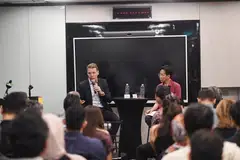 (dari kiri) Tetamu, Encik Marc Van de Walle, pemimpin perbankan dan pengurusan kekayaan dengan pengalaman lebih tiga dekad, dan moderator, Encik Sazzali Sabandi, ketua perbankan Islam di Maybank Singapore, di siri perbincangan Rangkaian Profesional anjuran Yayasan Mendaki pada 18 September, yang bertemakan ‘AI & Pengurusan Kekayaan: Berkembang Maju dalam Gangguan’.