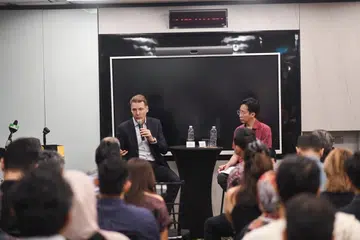 (dari kiri) Tetamu, Encik Marc Van de Walle, pemimpin perbankan dan pengurusan kekayaan dengan pengalaman lebih tiga dekad, dan moderator, Encik Sazzali Sabandi, ketua perbankan Islam di Maybank Singapore, di siri perbincangan Rangkaian Profesional anjuran Yayasan Mendaki pada 18 September, yang bertemakan ‘AI & Pengurusan Kekayaan: Berkembang Maju dalam Gangguan’.