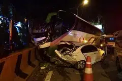 KEMALANGAN JALAN RAYA: Nahas melibatkan sebuah bas dengan kereta dekat Genting Highlands malam tadi menyebabkan 23 orang cedera.