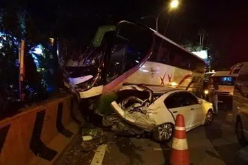 KEMALANGAN JALAN RAYA: Nahas melibatkan sebuah bas dengan kereta dekat Genting Highlands malam tadi menyebabkan 23 orang cedera.