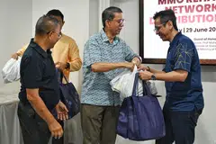 Menteri Negara (Ehwal Dalam Negeri merangkap Pembangunan Negara), Profesor Madya Dr Muhammad Faishal Ibrahim (tengah) dengan bantuan 12 organisasi, telah mengagihkan daging korban kepada 300 benefisiari pada 29 Jun.