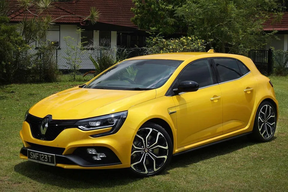 RENAULT MEGANE RS: Bagi mereka yang gemarkan hatchback berkuasa tinggi dengan transmisi manual pula, pilihan mereka adalah Renault Megane RS. Bukan sahaja laju, malah pengendalian kereta ini sangat luar biasa sekali bagi kereta jenis frontwheel drive (kuasa enjin dihantar kepada kededua roda hadapan sahaja). - Foto fail