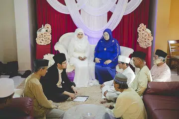 MAJLIS KECIL: Majlis pernikahan Cik Khadijah Kamarulzaman dan Encik Basyir Firdaus yang dilaksanakan di rumah dengan jumlah tetamu tidak melepasi 10 orang pada 5 April lalu. Namun selepas langkah jarak selamat diperketatkan, majlis seperti ini tidak lagi dibenarkan.- Foto oleh ihsan KHADIJAH KAMARULZAMAN