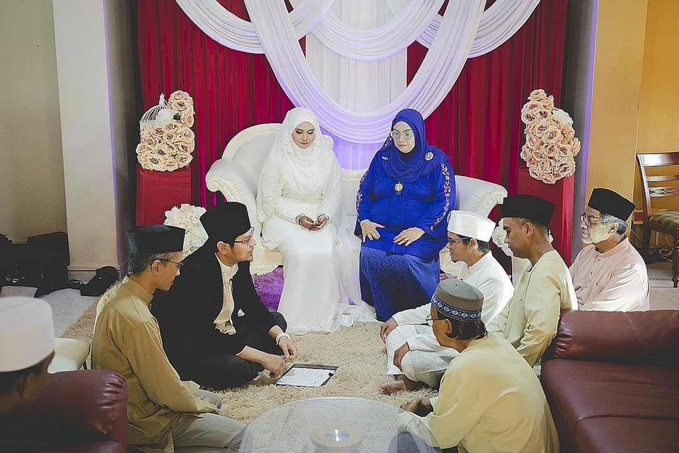 MAJLIS KECIL: Majlis pernikahan Cik Khadijah Kamarulzaman dan Encik Basyir Firdaus yang dilaksanakan di rumah dengan jumlah tetamu tidak melepasi 10 orang pada 5 April lalu. Namun selepas langkah jarak selamat diperketatkan, majlis seperti ini tidak lagi dibenarkan.- Foto oleh ihsan KHADIJAH KAMARULZAMAN