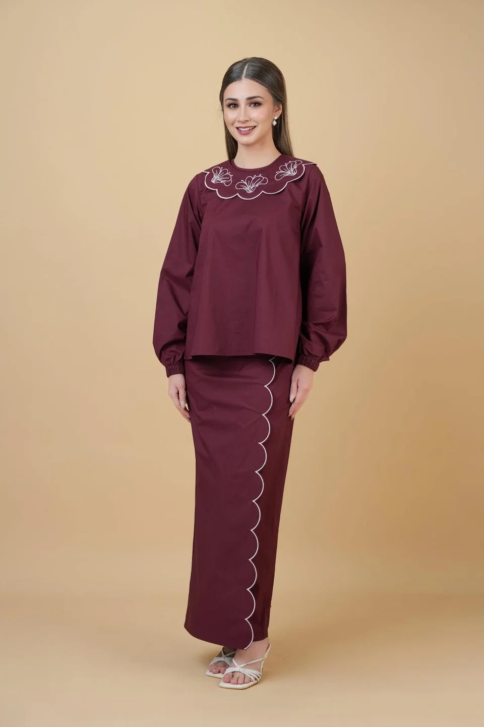 ‘Jannah Scallop Kurung’ ($129) diperbuat daripada kain kapas yang selesa dengan reka bentuk kolar sulam biku, lengan kembang dan skirt potongan lurus.