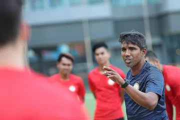 TIDAK BIMBANG: Walaupun tewas dua perlawanan dari tiga perlawanan ketika menentang Geylang dalam persaingan SPL musim ini, jurulatih Albirex, Shigetomi tidak bimbang dengan keputusan itu. Malah beliau mengalu-alukan perlawanan dengan pasukan Noor Ali (atas) petang ini di Stadium Tampines. - Foto fail