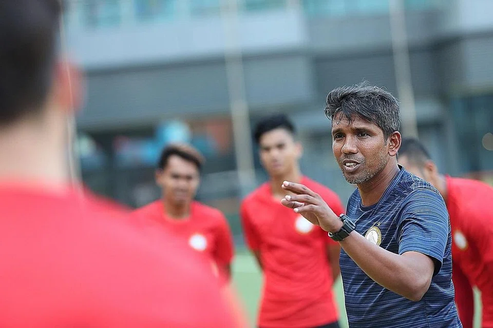 TIDAK BIMBANG: Walaupun tewas dua perlawanan dari tiga perlawanan ketika menentang Geylang dalam persaingan SPL musim ini, jurulatih Albirex, Shigetomi tidak bimbang dengan keputusan itu. Malah beliau mengalu-alukan perlawanan dengan pasukan Noor Ali (atas) petang ini di Stadium Tampines. - Foto fail