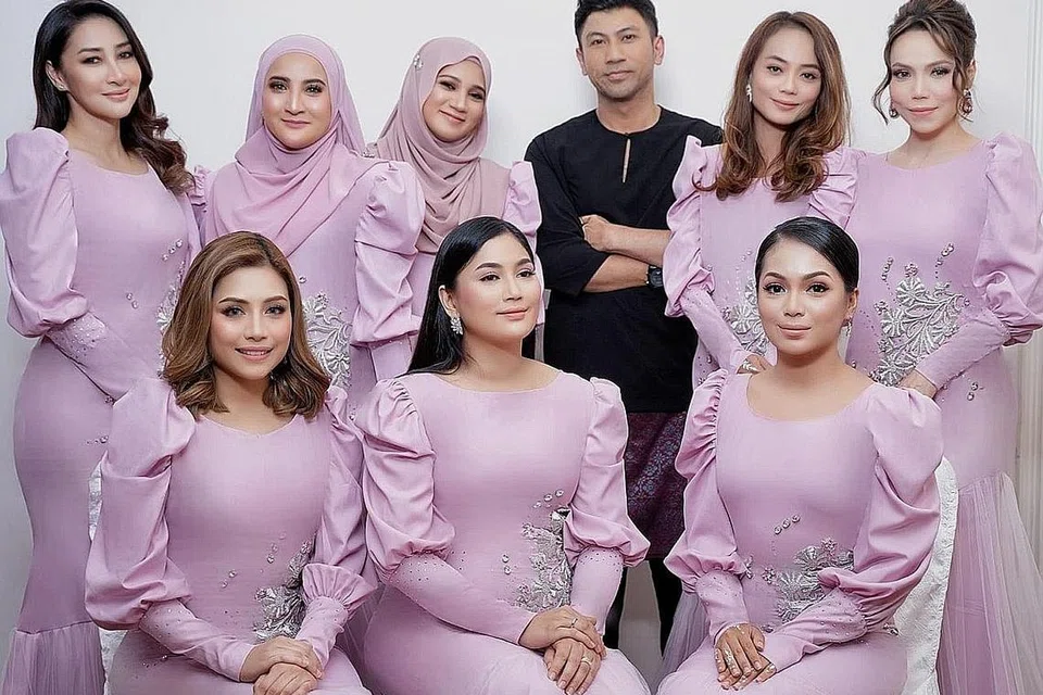 TAMBAH SERI JELITAWAN: Pereka fesyen, Encik Adam Rashid (berdiri tiga dari kanan) turut mencipta fesyen busana pengiring, atau gadis dulang, yang terdiri daripada (berdiri dari kiri) Rita Rudaini, Azza Elite, Jasmine Ashraff, Intan Sarafina, Farahdhiya, (duduk dari kiri) Linda Hashim, Fasha Sandha dan Nad Zainal. - Foto ihsan ADAM RASHID