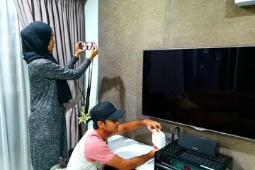 ELAK JADI MANGSA: Cik Nur Farah Ummiah Iskandar Zulkarnain dan suaminya Encik Muhammad Faizal Mohd Nor, sering memeriksa kamera mereka yang dipasang di rumah untuk memastikan privasi mereka tidak terganggu. Pasangan ini mempunyai tiga anak kecil dan menggajikan seorang pembantu rumah. - Foto ihsan NUR FARAH UMMIAH ISKANDAR ZULKARNAIN