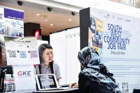 Reruai pameran pekerjaan di Majlis Pembangunan Masyarakat (CDC) South West antara usaha yang dijalankan bagi membantu pemadanan pekerjaan. 