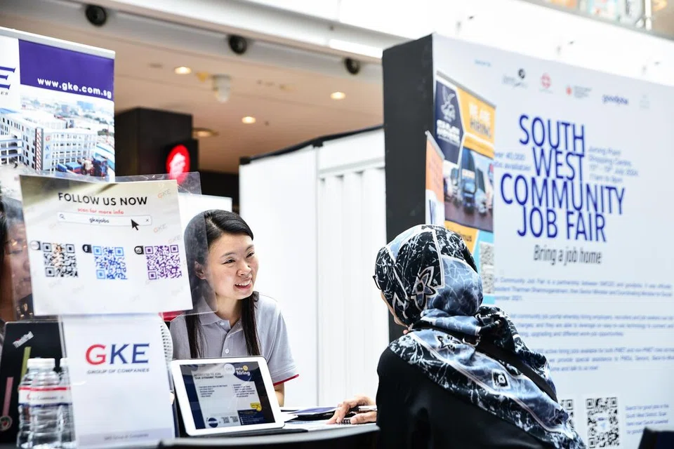 Jumlah kerja kosong tetap melebihi bilangan pencari kerja pada September 2025, dengan nisbah kerja kosong kepada individu yang menganggur berada pada 1.49 – naik daripada 1.35 pada Jun 2025.