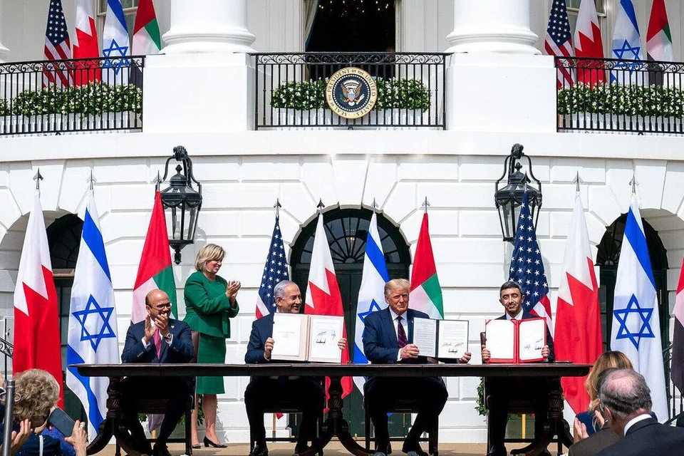 Perjanjian Abraham yang diperkenalkan pada 2020 membuka jalan kepada beberapa negara Arab menjalin hubungan diplomatik rasmi dengan Israel.  Namun kali ini, cadangan Presiden Amerika Syarikat, Encik Donald Trump (duduk dua dari kanan), menerima sambutan dingin. Keadaan geopolitik Asia Barat hari ini jauh berbeza berbanding 2020. Konflik Gaza, serangan di Lebanon, ketegangan Iran-Israel menjadikan pemulihan hubungan dengan Israel kian sensitif bagi kerajaan Arab.