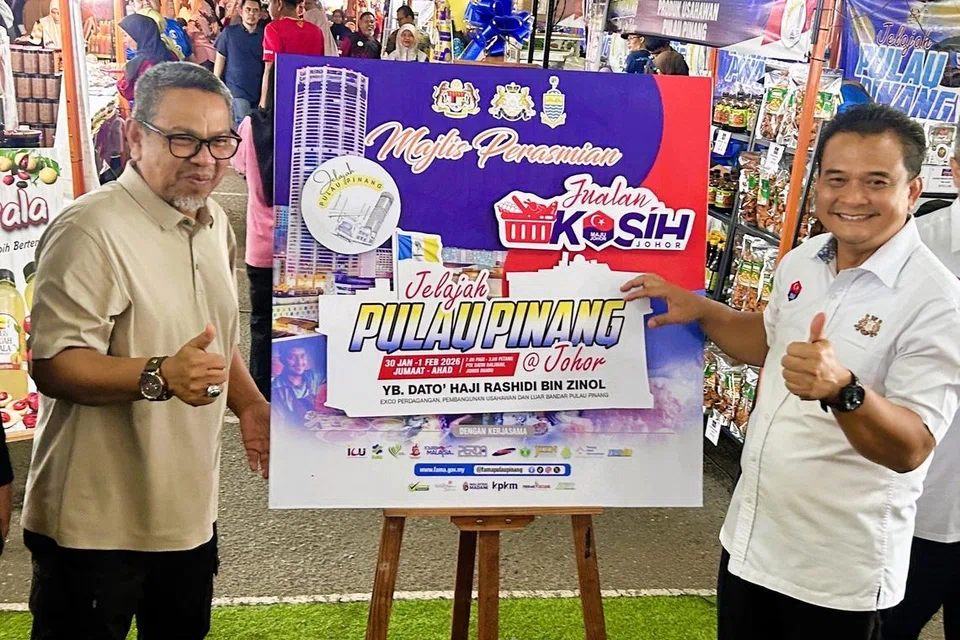 Pengerusi Jawatankuasa Perdagangan, Pembangunan Keusahawanan dan Luar Bandar Pulau Pinang, Datuk Rashidi Zinol (kiri), bersama Pengerusi Jawatankuasa Pertanian, Industri Asas Tani dan Kemajuan Luar Bandar Johor, Datuk Zahari Sarip, pada Majlis Perasmian Program Jelajah Pulau Pinang.