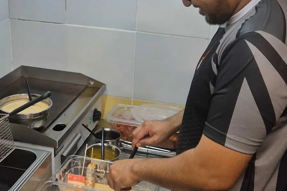 bisnes, dua beradik, buka gerai, pusat penjaja