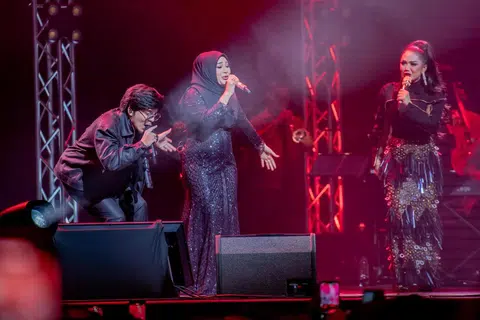 SINGGAH KE SINGAPURA: Konsert ulang tahun ke-30 Kris Dayanti (kanan) dalam industri muzik ‘diterbangkan’ ke Singapura dan turut menampilkan anaknya, Aurel Hermansyah (tengah), dan menantunya, Atta Halilintar.