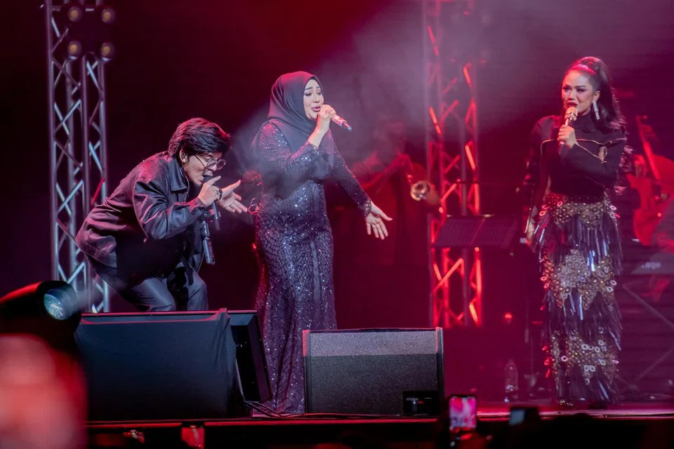 KELUARGA BAHAGIA: Anak sulung Kris Dayanti, Aurel Hermansyah (tengah) dan suaminya Atta Halilintar mendampingi Kris Dayanti untuk memberi penghormatan pada Indonesia menerusi lagu This Is Indonesia.